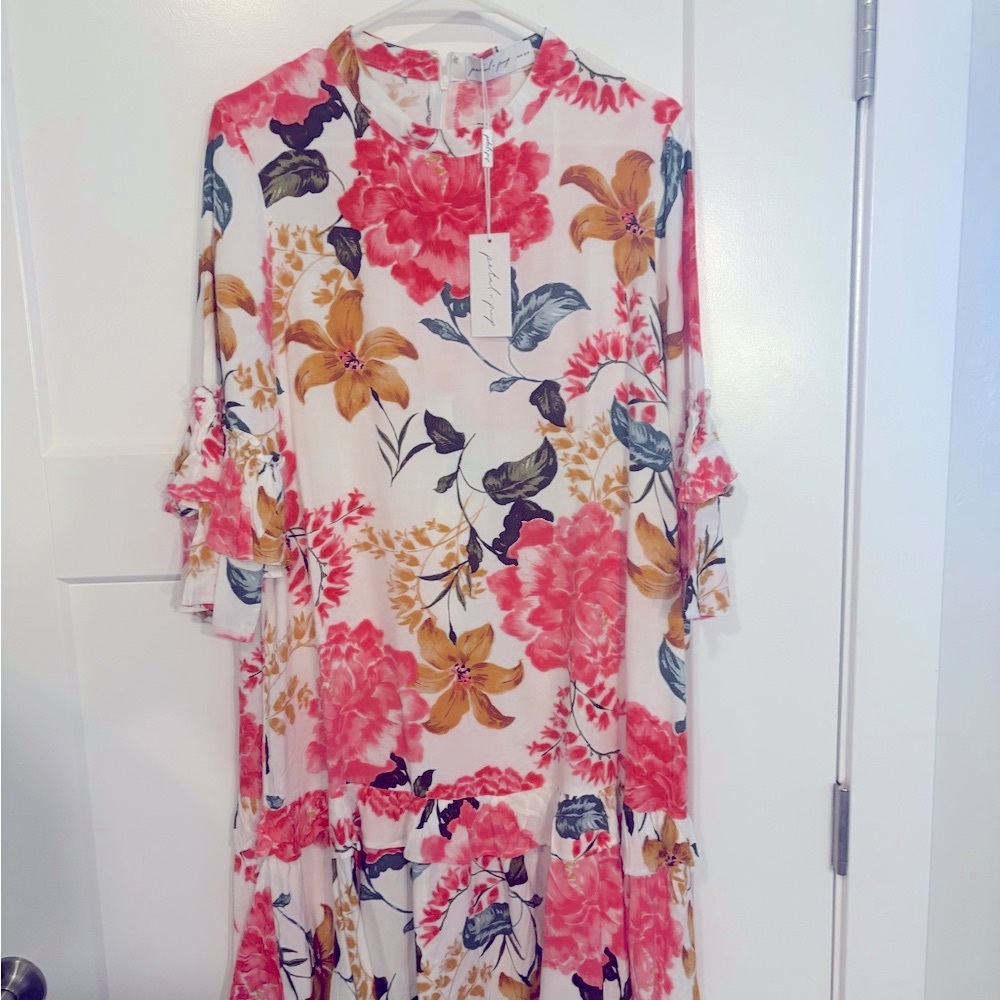 NWT PETAL AND PUP DRESS SIZE MEDIUM (10)
SEXY FEMININE RUFFLE DRESS